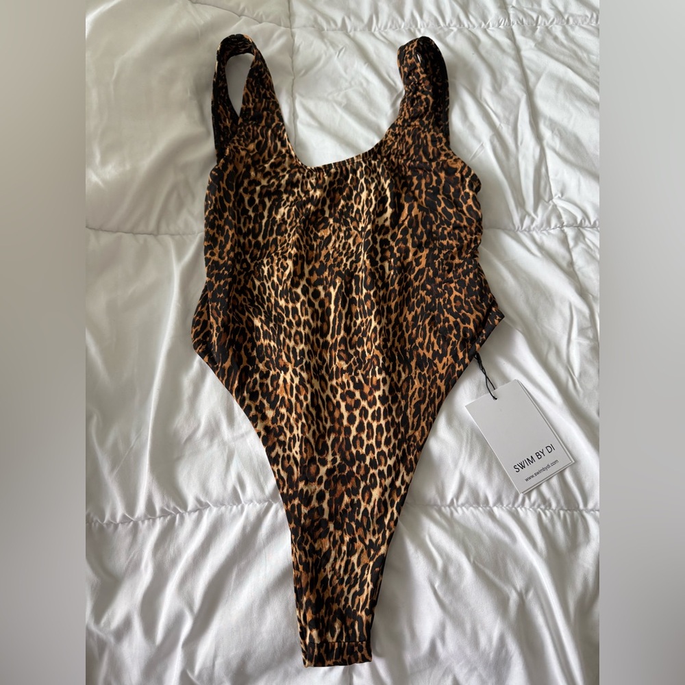 One-piece leopard swimsuit